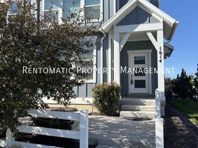 1614 W Andover Rd, 4 beds, 2 full and 1 half baths