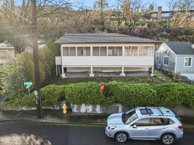 1610 Kelly AVE