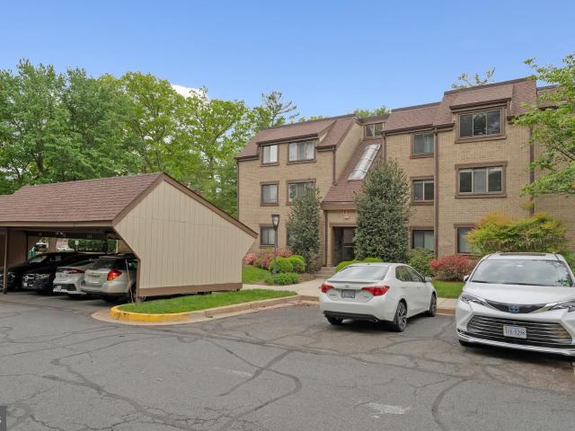 1621 Parkcrest Cir, Unit 201, Reston, VA 20190 | MLS #VAFX2307