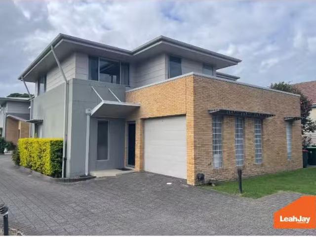 1/622 Glebe Road, Adamstown Townhouse for rent Listed by Leah.