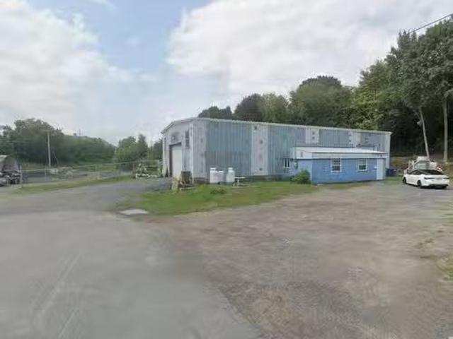 1623 Av. Ste Anne, Shawinigan, QC, G9N 2C8 commercial for sa.