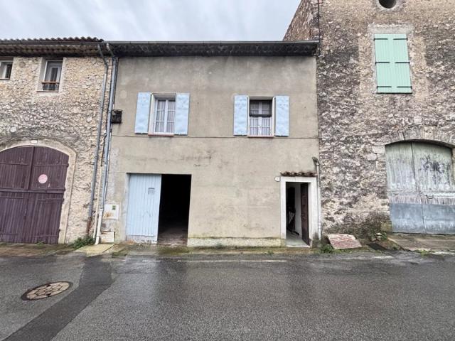 162 000 € – Une maison de village avec vue, garage et potentiel d’évolution