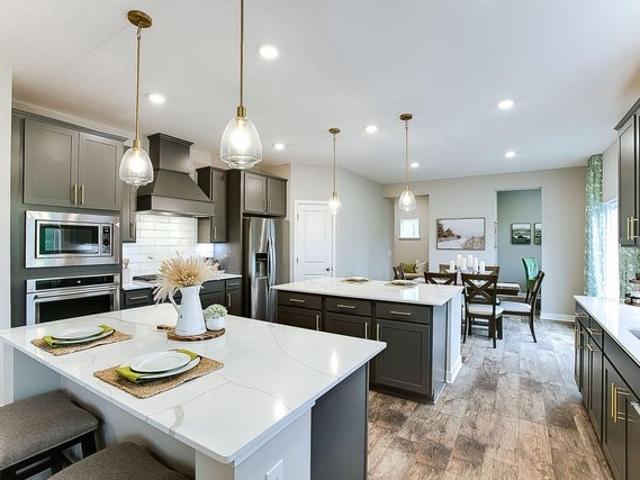 1634 Oak Creek Dr, Chaska, MN 55318