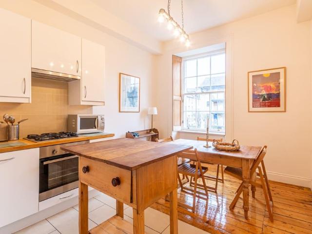 163T St Mary’s Street, Edinburgh, EH1. 1 bed flat to rent £1,350 pcm £312 pw
