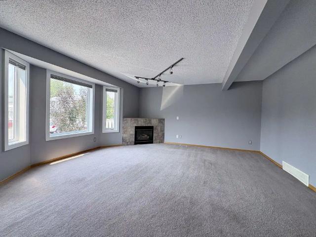 1640 sq ft 3 Storey Killarney Townhome | 3 Bed | 2.5 Bath | Attached Garage | AC — 3 Bedrooms Townhouse
