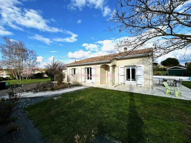 16430 CHAMPNIERS À VENDRE MAISON DE PLAIN PIED AVEC PISCINE
