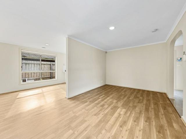 1/64 Songlark Crescent, Werribee VIC, Belconnen