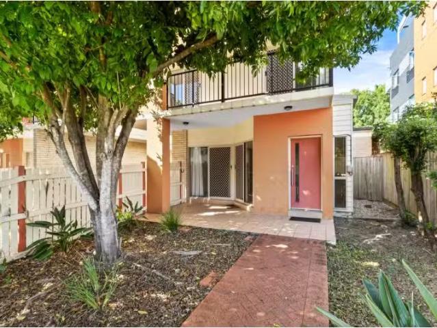 1/65 Kitchener Street, COORPAROO Townhouse for rent Listed by.
