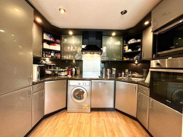 Pacific Wharf, London SE16 2 bed apartment to rent £2,650 pcm £612 pw