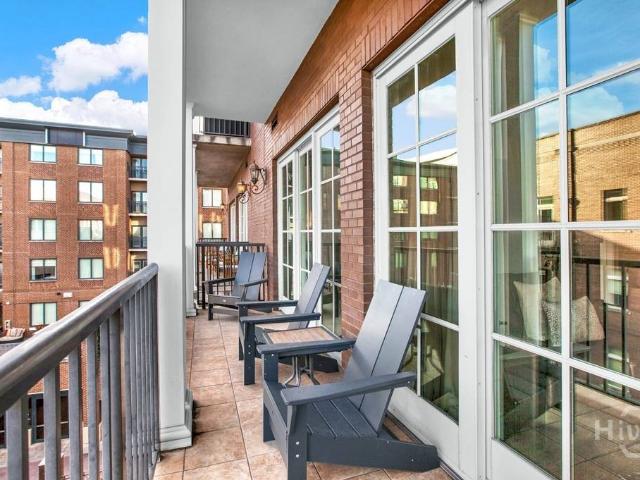 165 W Bay Street # 402
