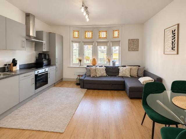 165 Upper Richmond Road, London, SW15. 2 bed flat to rent £3,350 pcm £773 pw