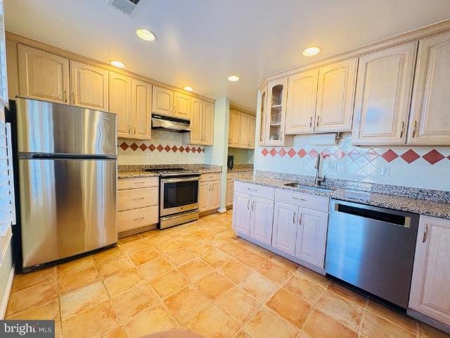 1661 S Hayes Street # 2