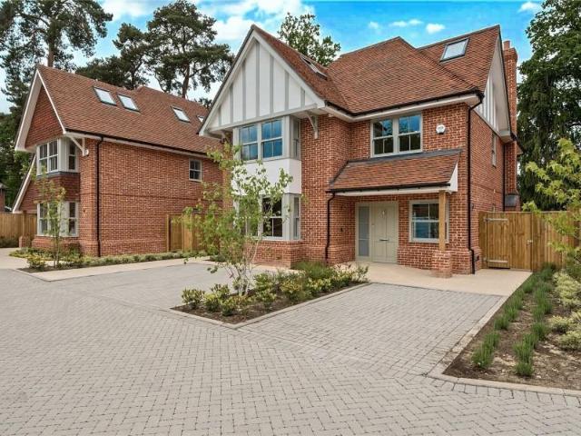 166 Old Woking Road, Woking GU22 5 bed detached house to rent £5,000 pcm £1,154 pw