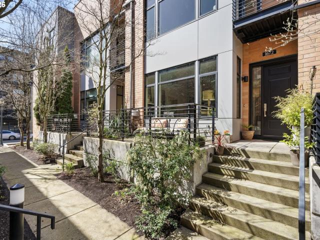 1672 nw riverscape st