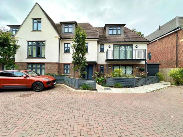 167 169 Lymington Road, Highcliffe, BH23 2 bed apartment to rent £1,395 pcm £322 pw