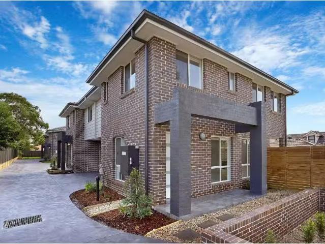 1/67 College Street, CAMBRIDGE PARK Townhouse for rent Listed.