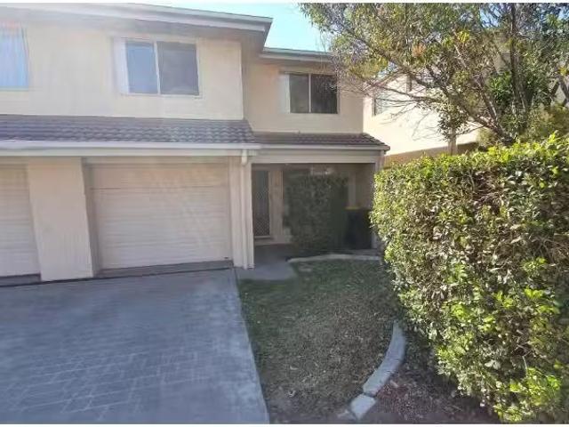 16/7 Johnston St, Carina Townhouse for rent Listed by Emma Po.