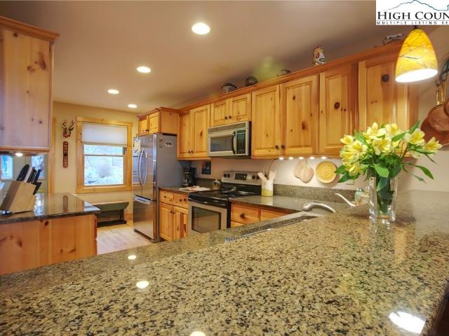 167 Rhododendron Drive, Beech Mountain, US, NC