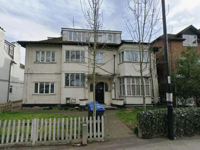 168 Woodside Green, South Norwood. 2 bed flat to rent £1,645 pcm £380 pw