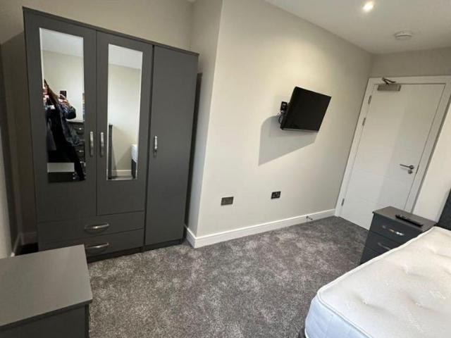 168A Branksome Avenue, Stanford Le. 5 bed house share to rent £800 pcm £185 pw