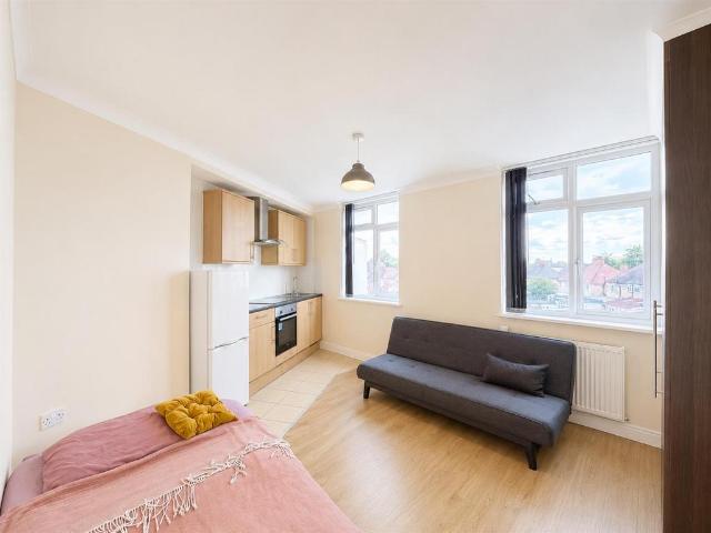 168A Heston Road, Heston TW5 Studio to rent £1,025 pcm £237 pw