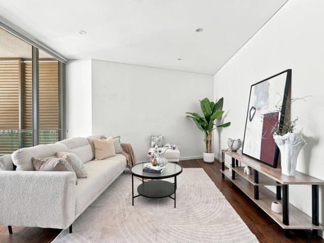 169sqm Top Floor Apt with Airport View & Three Parking!