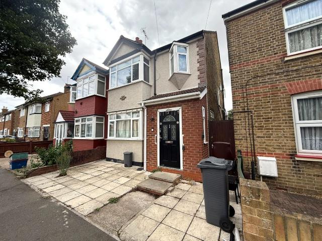 16 Tachbrook Road TW14, 5 bed semi detached house to rent, £2,750 pcm | PrimeLocation