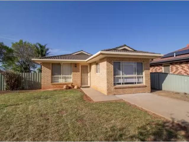 16 Thomas Tom Crescent, Parkes House for rent Listed by Hanna.