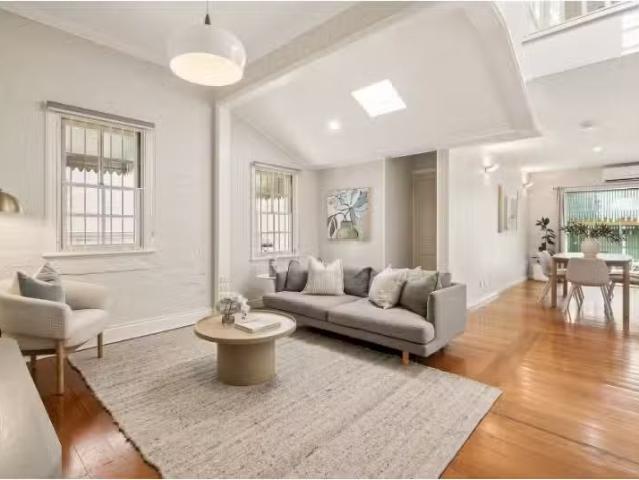 16 Victoria Street, Spring Hill House for rent Listed by Sama.