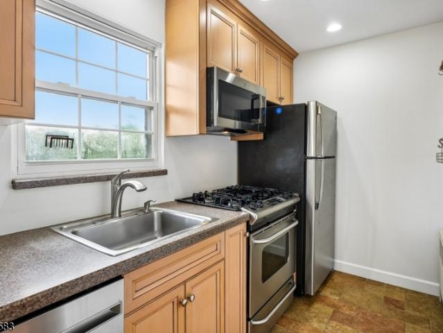 16 Wedgewood Dr