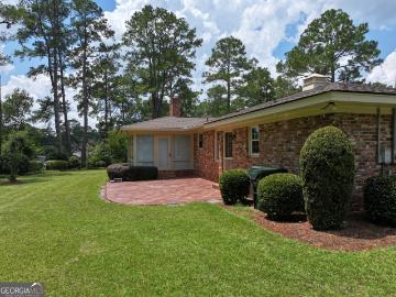 16 Woodlawn Drive