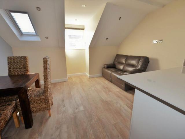 16 Woodsley Road Flat 5 2 bed flat to rent £1,153 pcm £266 pw