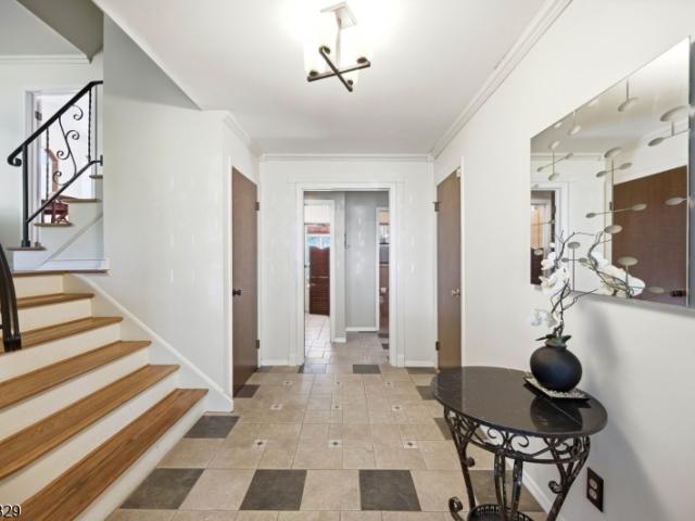 16 Arnold Dr