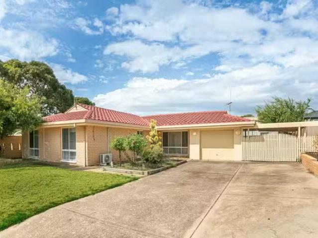 16 Cave Court, MORPHETT VALE, SA 5162 House for Rent