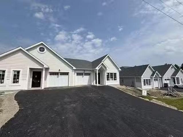 16 Chester Hills Drive, Chester, NS, B0J 1J0 house for sale.