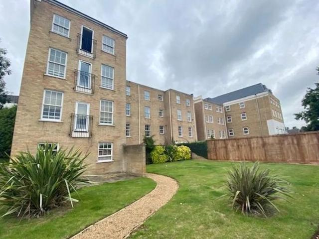 16 Cookham Road