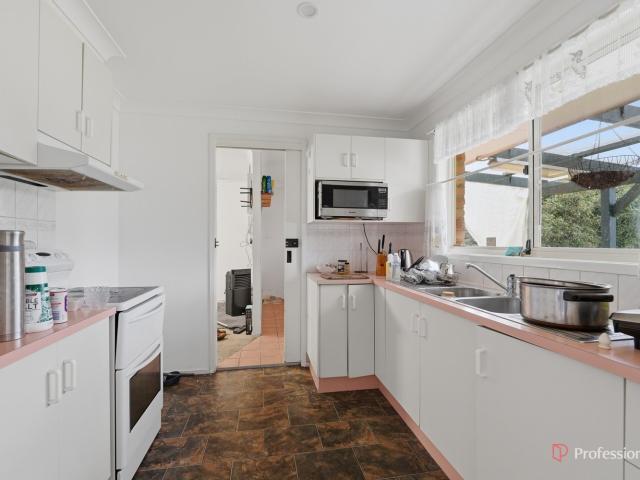 16 Evangelene CrescentArmidale NSW 2350, Australia