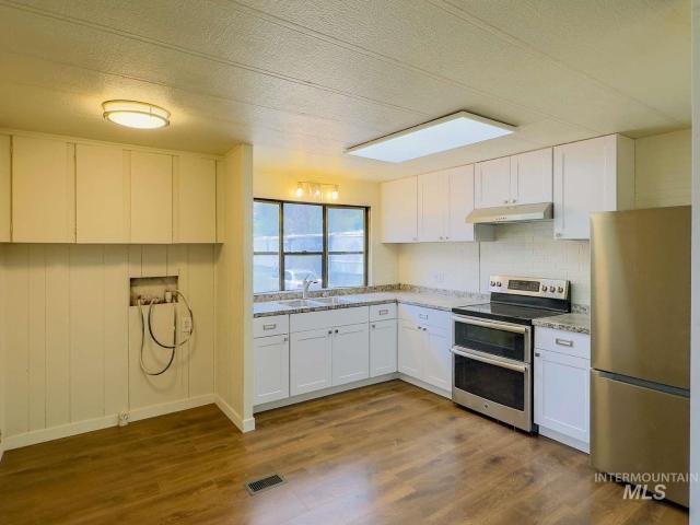 16 Kokanee Ln