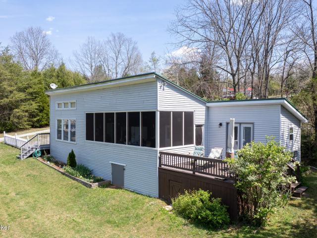 16 Lakeside Dr