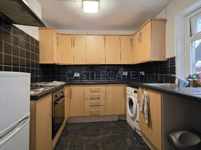 16 Manchester Road, Huddersfield. 2 bed flat to rent £570 pcm £132 pw
