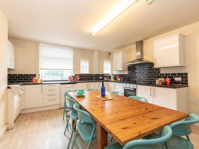 16 Manor Terrace, Headingley, Leeds. 8 bed terraced house to rent £3,813 pcm £880 pw