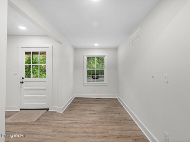 16 Meadowbrook Dr