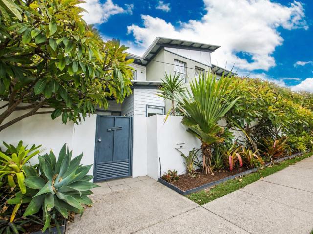 16 Petrel Avenue, MERMAID BEACH, QLD 4218
