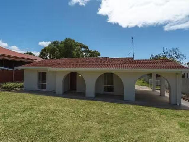 16 Pine Avenue, Victor Harbor, SA 5211