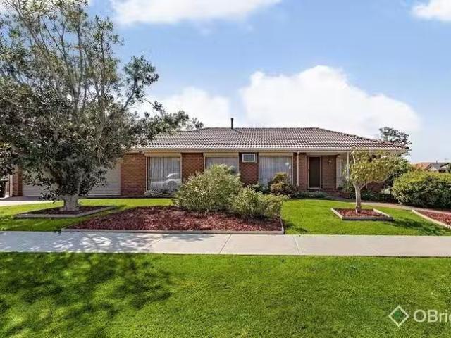 16 Prince Albert Crescent, Taylors Lakes, VIC 3038