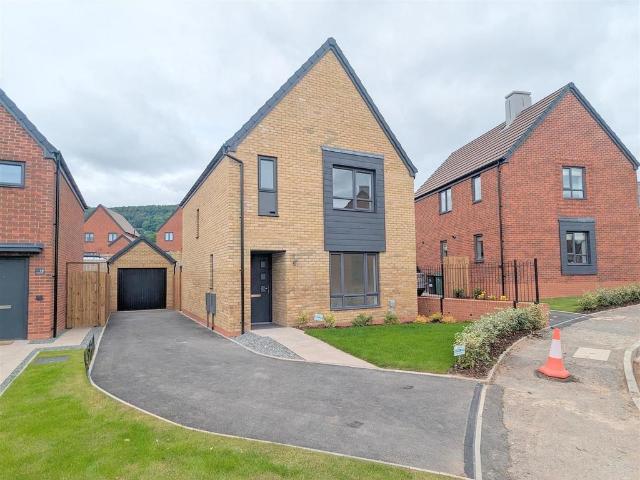 16 Ryle Way, Malvern 3 bed detached house to rent £1,500 pcm £346 pw