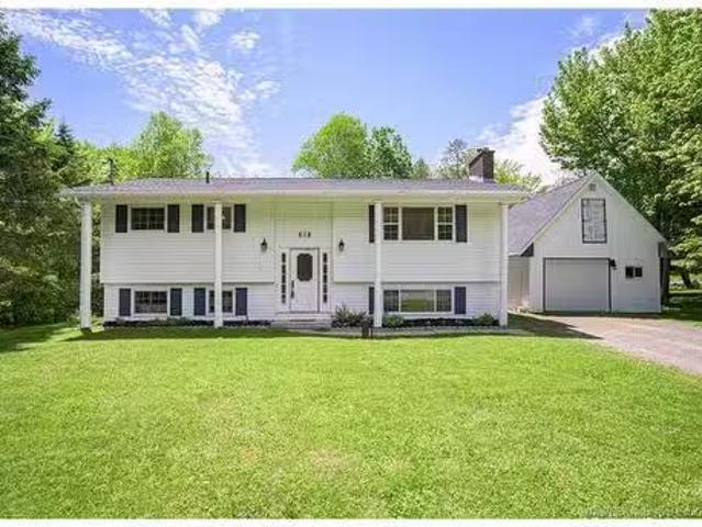 16 Stonehurst Ave, New Maryland, NB, E3C 1H1 house for sale.