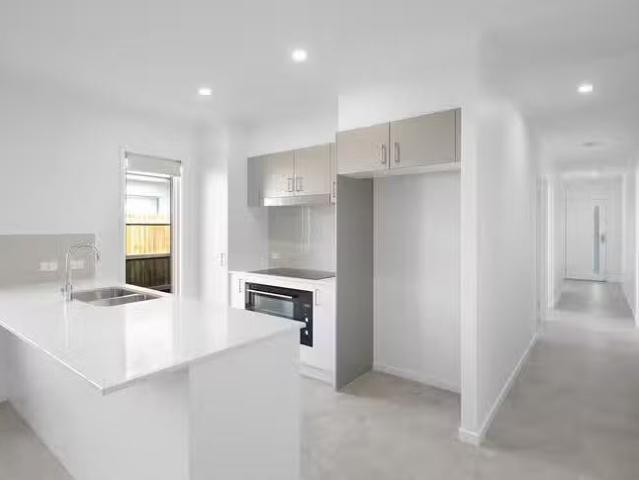16 Sugarloaf Crescent, Banya, QLD 4551