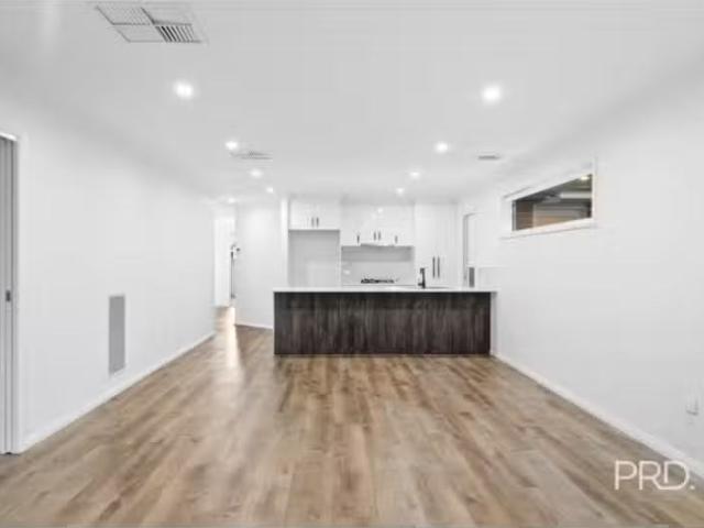 16B Broad St, Wagga Wagga Townhouse for rent Listed by Simone.