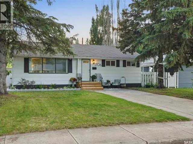 1706 Ewart Avenue, Saskatoon, SK, S7H 2L2 house for sale | Listing ID SK052000 | Royal LePage